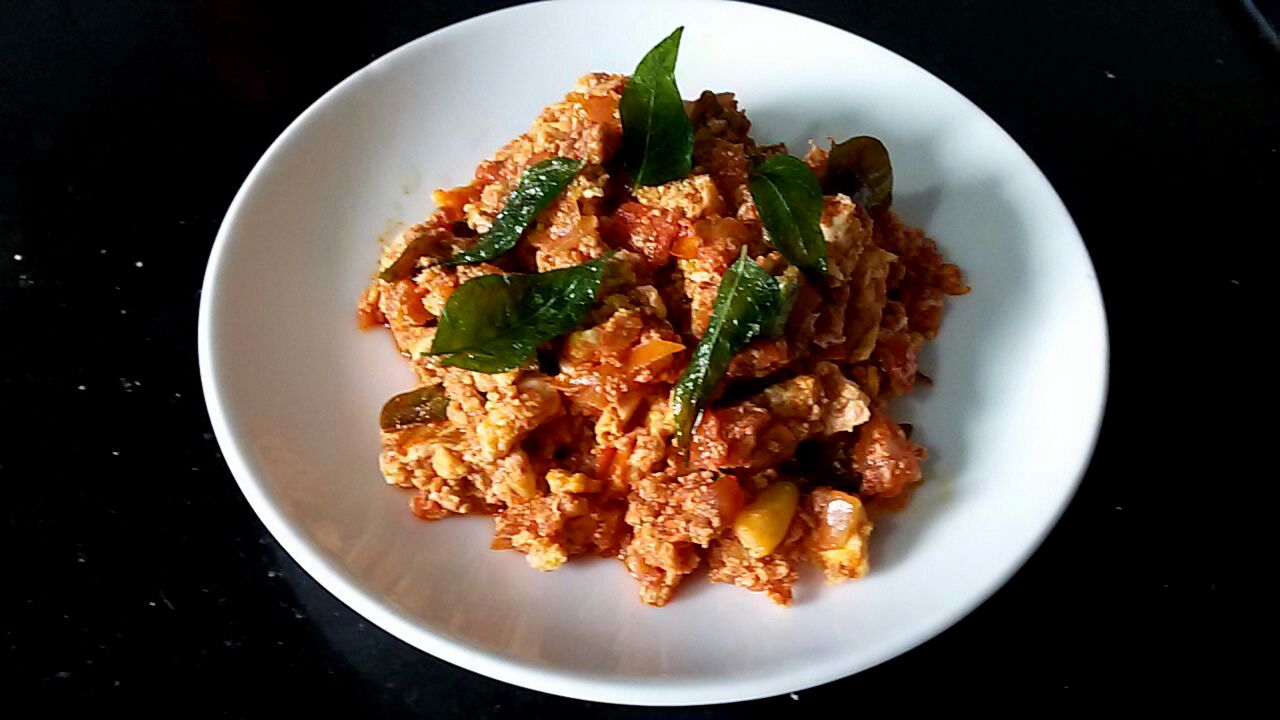 Egg curry with a twist (Pattikattu muttai curry)