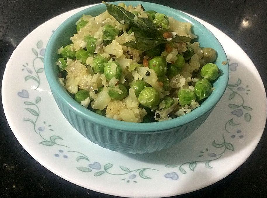 Cauliflower and green peas dry curry