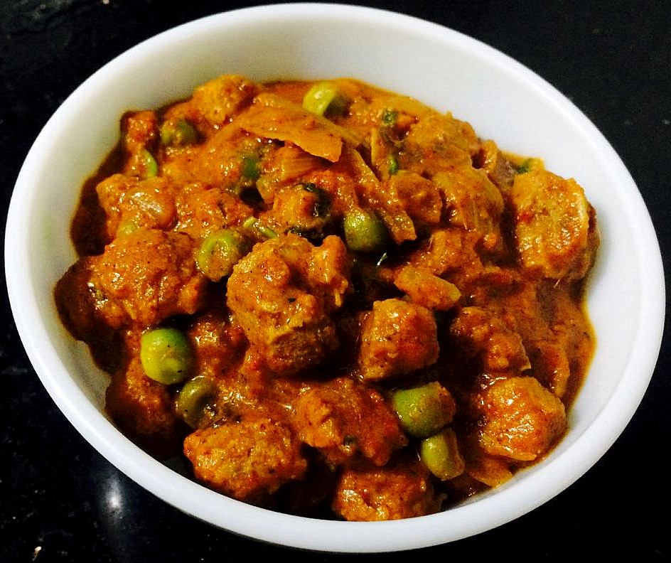 Soya chunks and green peas curry