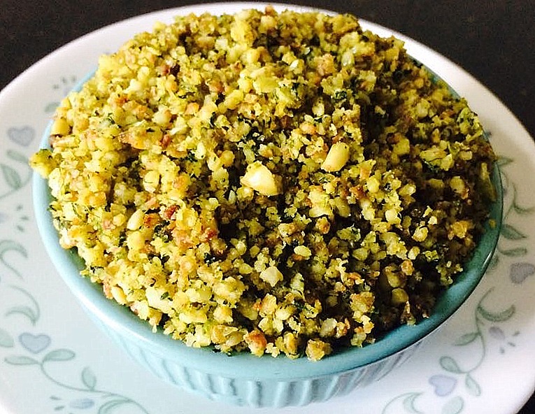 Green Chili Peanut Chutney/Hirvi Mirchicha Thetcha