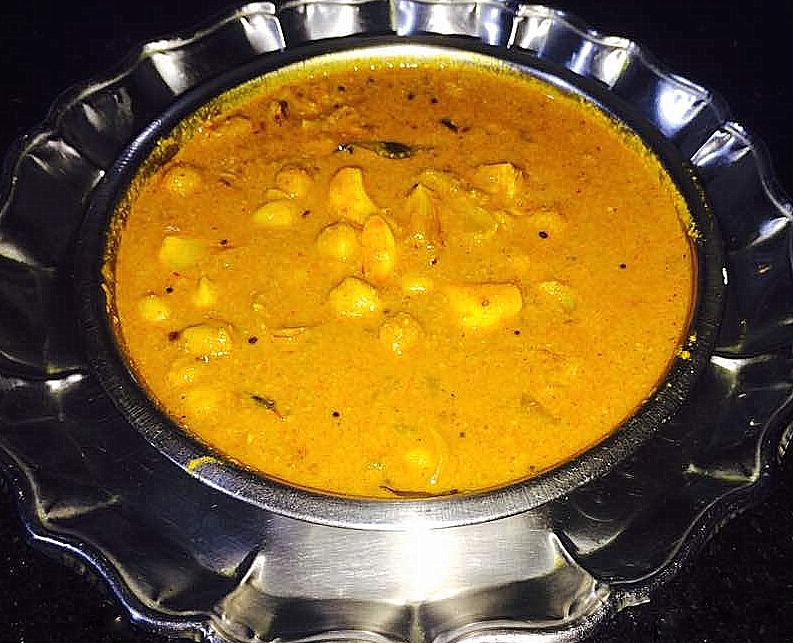 Chickpeas Curry/ Chole Curry/ Kondai Kadalai Puzhi Kolambu