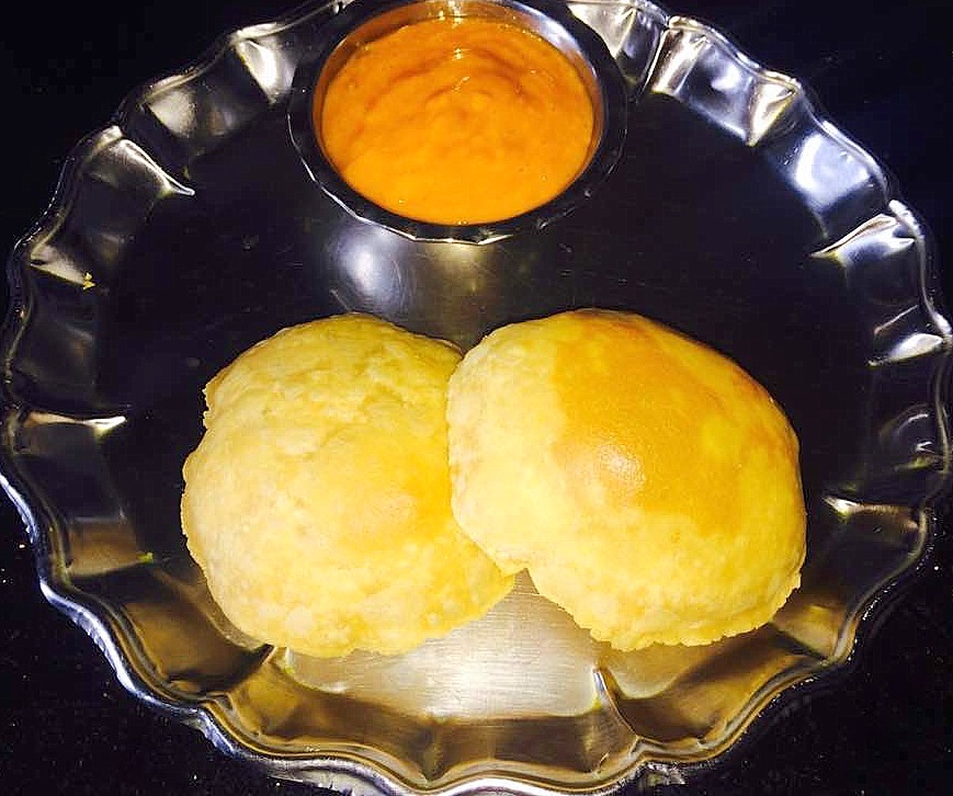 Poori with Aamras / Poori with Mango Pulp