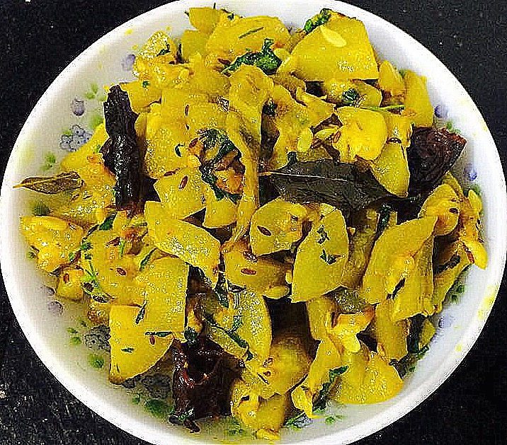 Simple Stir Fried Bottle Gourd (Doodhi)/Bottle gourd Poriyal