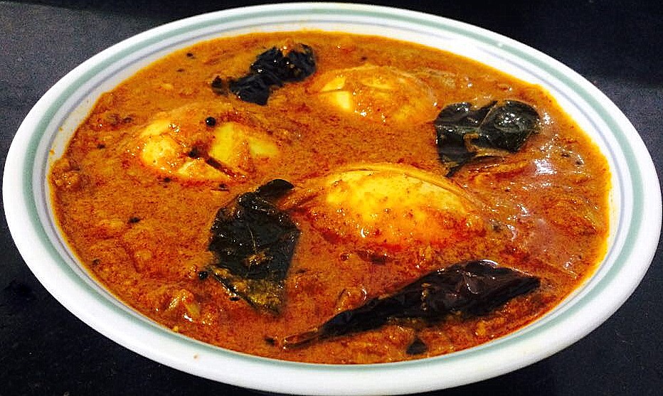 Boiled Eggs in Coconut and Tamarind Gravy/ Muttai Kara Kozhambu/ Puli Kozhambu with Eggs