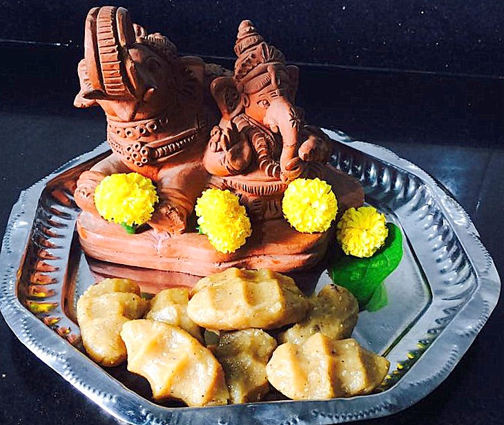 Steamed Sweet Rice Dumplings/Sweet Pidi Kozhukattai
