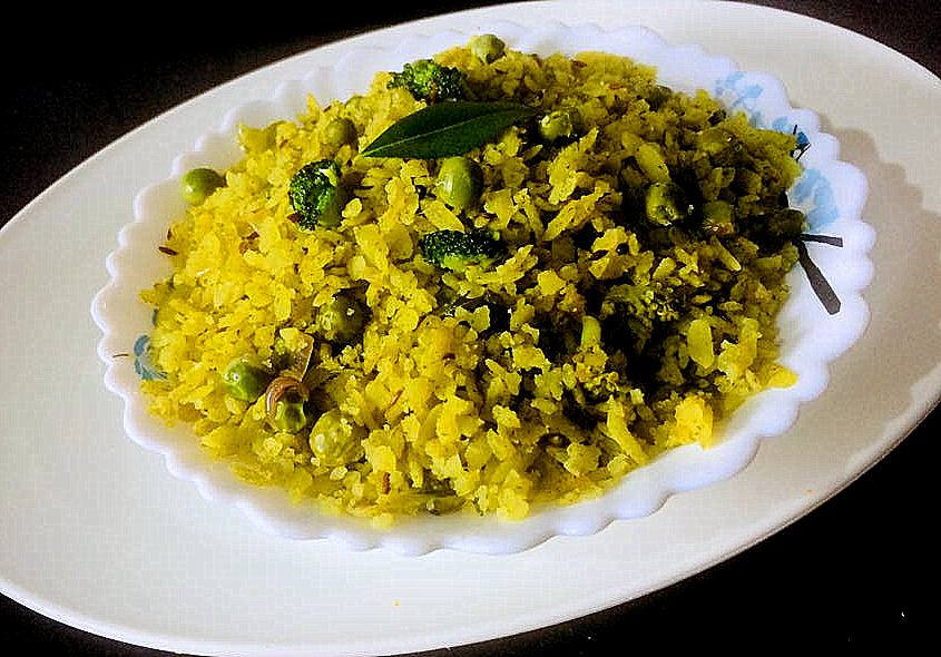 Hariyali Poha (Flattened Rice with Cilantro Chutney)