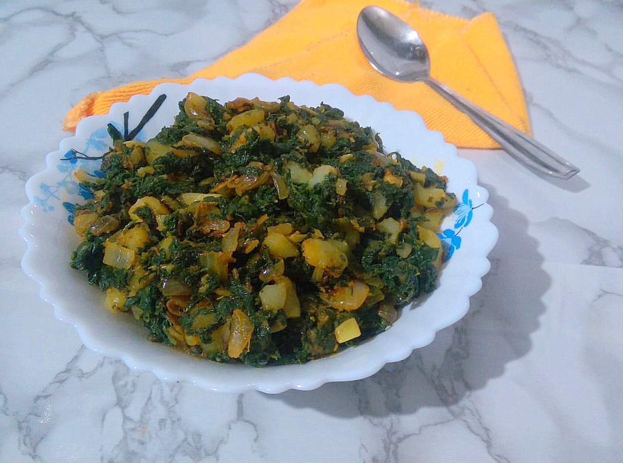 Chenopodium Potato Curry/Bathua Aloo Ki Subzi/Paruppu Urulai Keerai