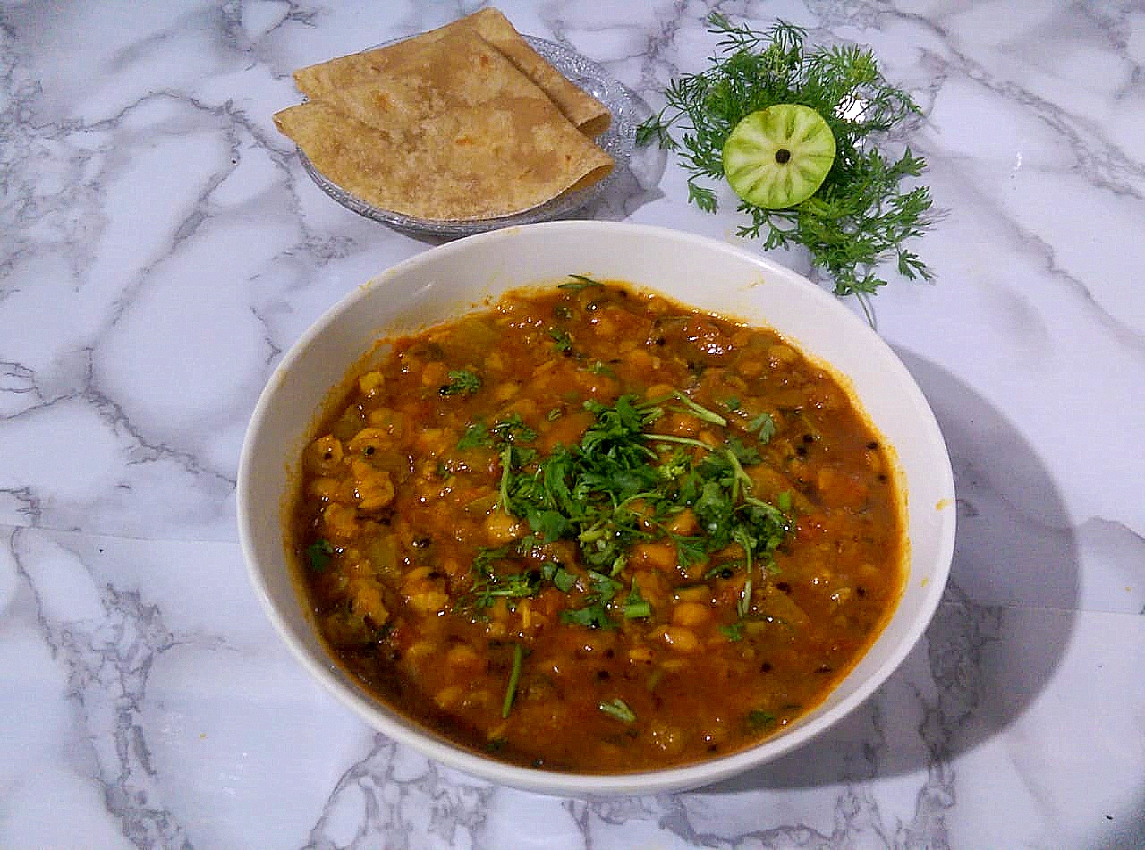 Bottle Gourd Lentil Curry/Lauki Channa Dal Ki Subzi