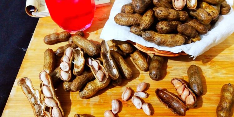 Simple and Boiled Green Peanut in a Pressure Cooker