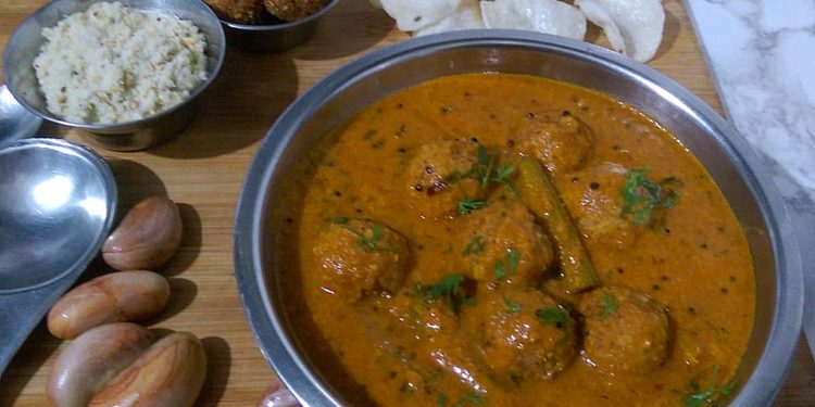Jackfruit Seed Dumpling in Gravy/ Palakottai Urulai Kulambu