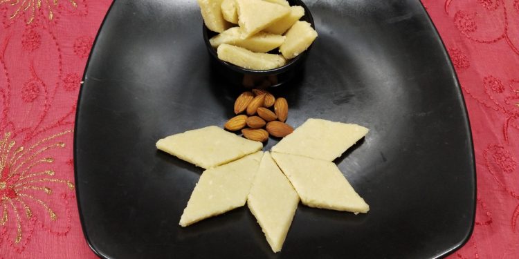 Instant Tomato Dosa (Thakkali Dosa) with Coconut Chutney – a combo recipe