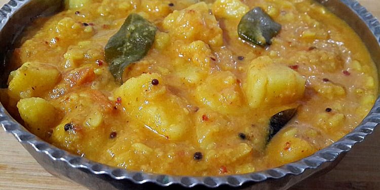 Potato Lentil Curry/Urulai Kilangu Kootu
