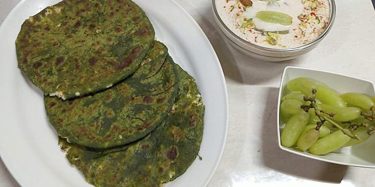 Bhathua Paneer Paratha/ Chenopodium Paruppu Keerai Paneer Paratha (Winter Recipe) with Grapes Raita