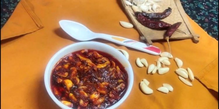 Easy Garlic Pickle